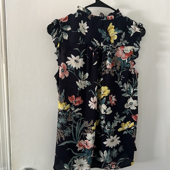 Loft size medium petite. Cap sleeve blouse in navy blue with floral pattern - Picture 6 of 6